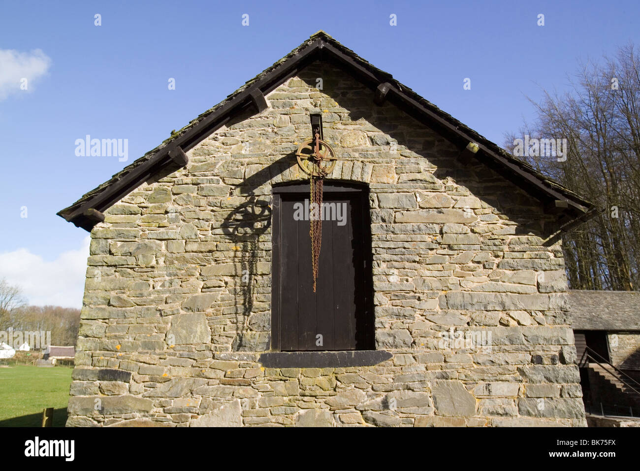 Grange en pierre, la porte de la grange, fenil, grain store, accès de poulie  Photo Stock - Alamy