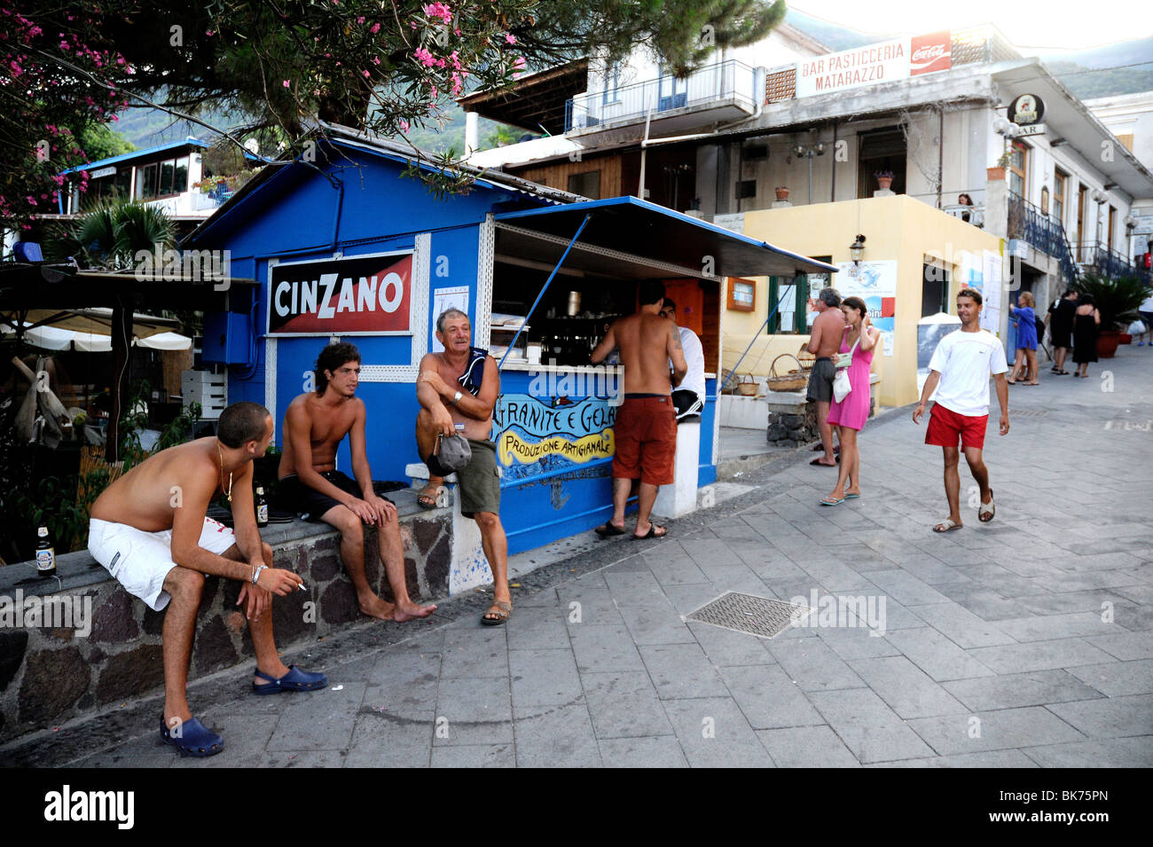 Les touristes et les habitants italiens se sont rassemblés près de la place principale de la ville portuaire de Santa Marina, sur l'île de Salina, les îles éoliennes, la Sicile, l'Italie. Banque D'Images