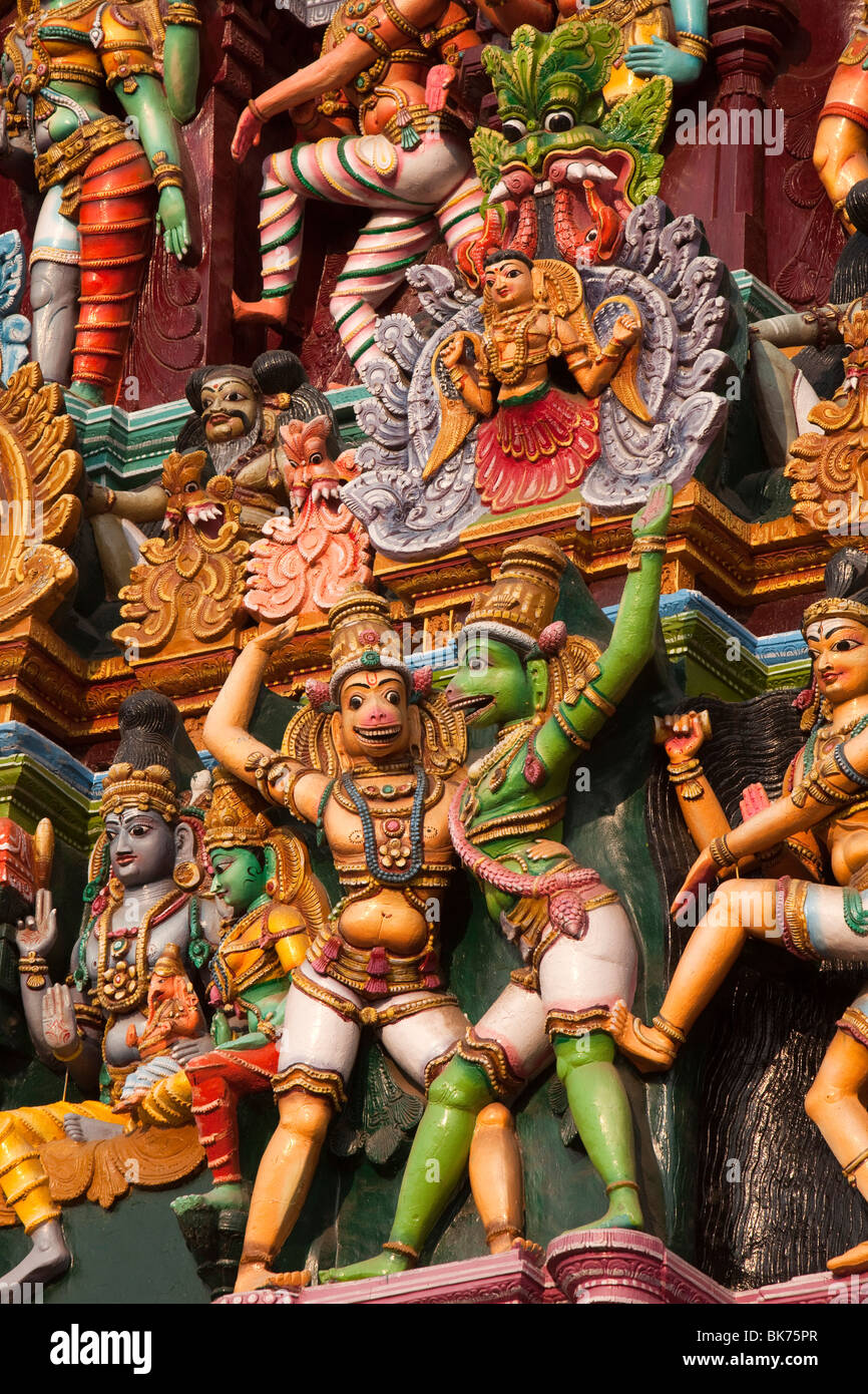 L'Inde, le Tamil Nadu, Madurai, Sri Meenakshi Temple, sud nouvellement restauré, gopuram divinités colorées Banque D'Images