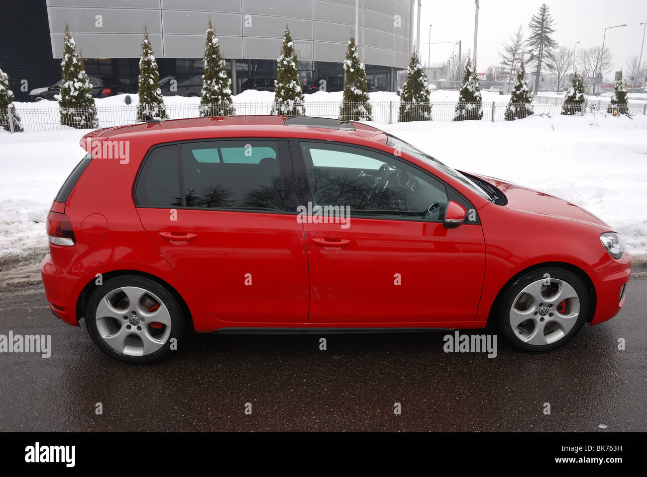 Volkswagen Golf VI GTI - 2009 - rouge métallique - cinq portes (5D) - Français de la classe moyenne inférieure, car le segment C - street Banque D'Images