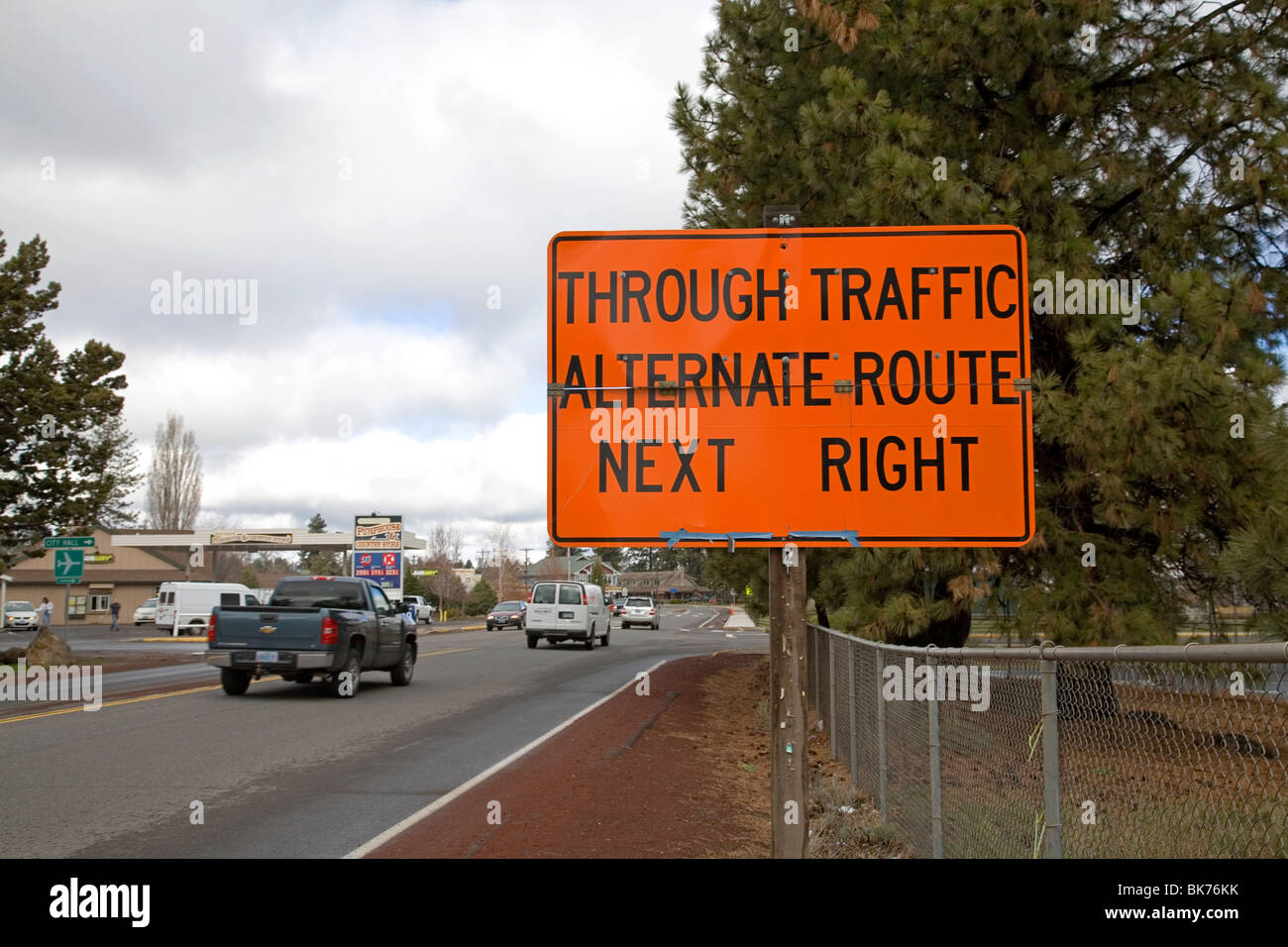 Une déviation du trafic routier enseignes dans un site de construction Banque D'Images