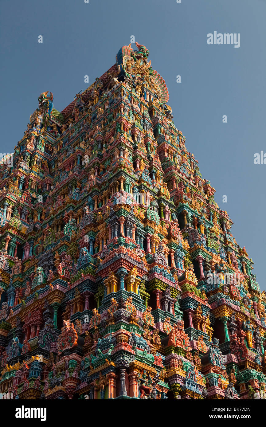 L'Inde, le Tamil Nadu, Madurai, Sri Meenakshi Temple, coloré, récemment restauré, au nord gopuram Banque D'Images