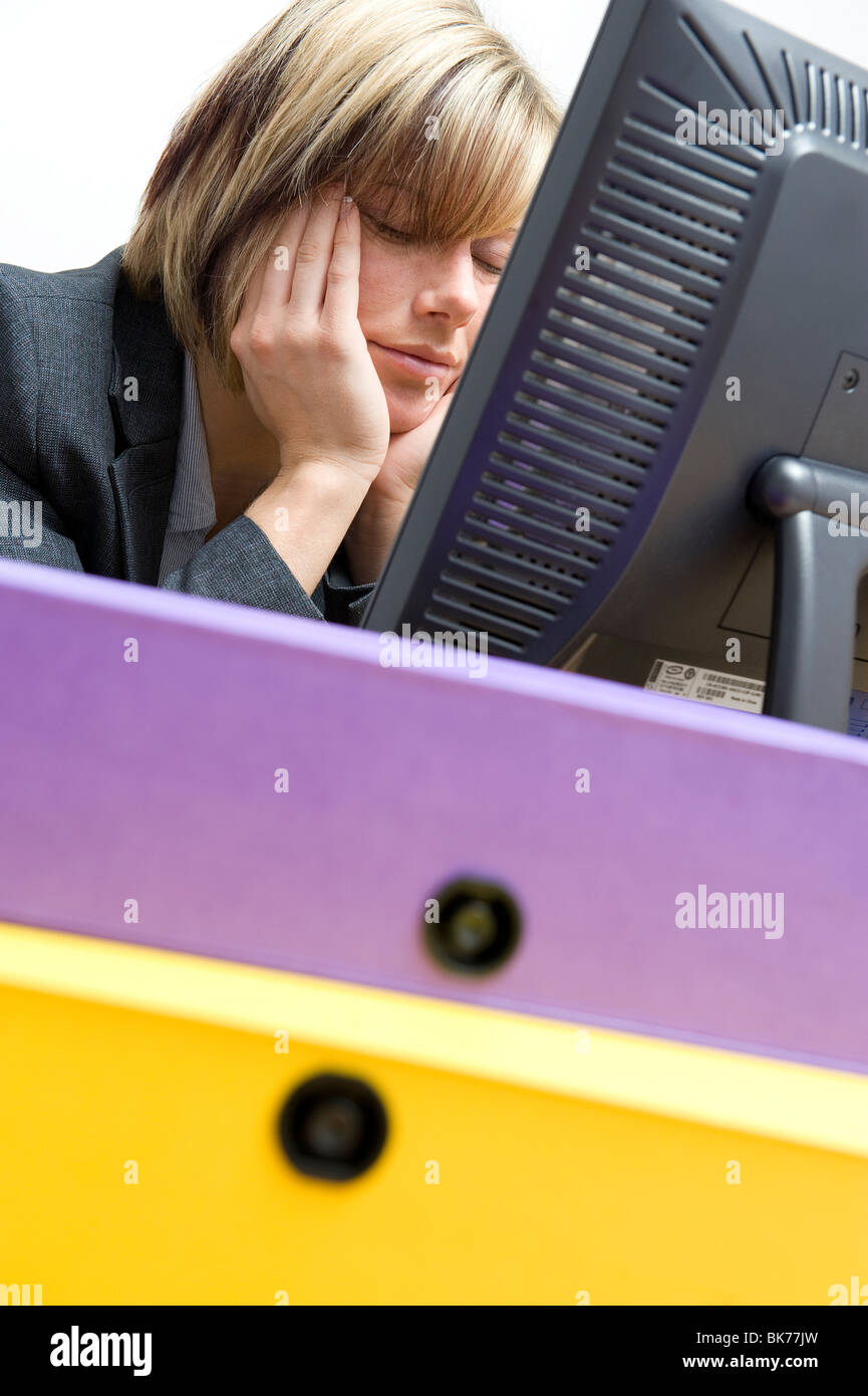 Fatigué female office worker dormir à 24 Banque D'Images
