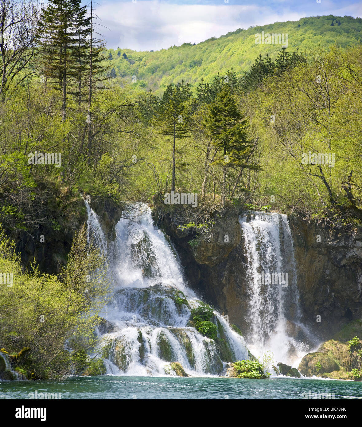 Milanovac lac et cascade dans le parc national des Lacs de Plitvice, Croatie Banque D'Images