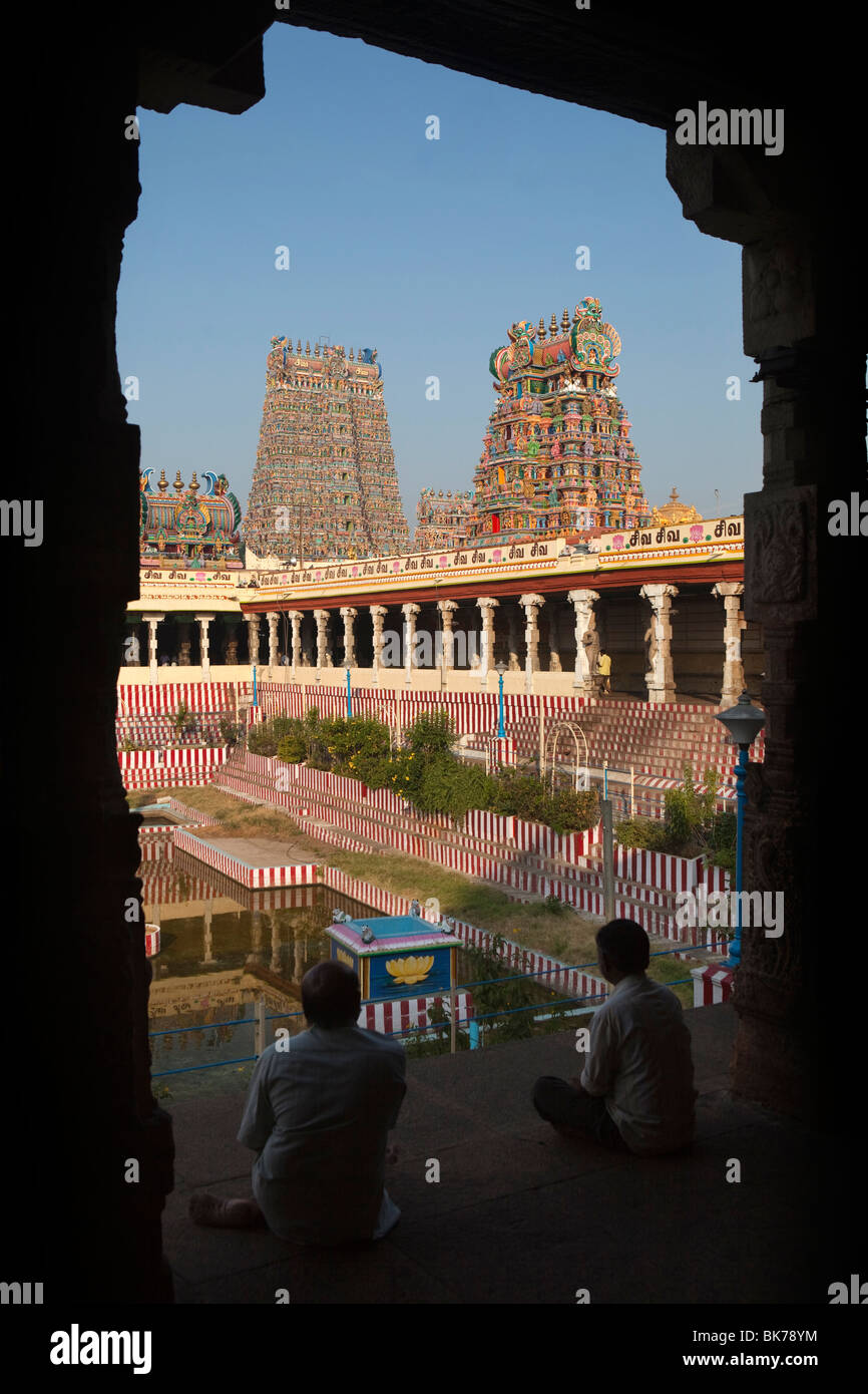 L'Inde, le Tamil Nadu, Madurai, Sri Meenakshi Temple, du centre et du nord de la piscine gopurams Lotus Banque D'Images
