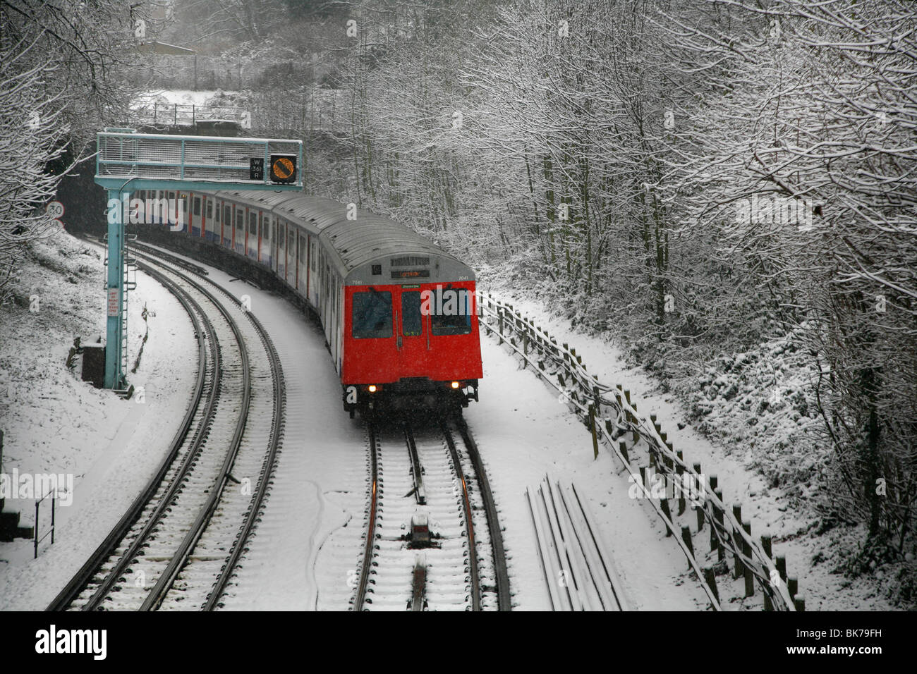 District Line train de tube de la conduite dans une snowbound Putney, Londres, UK Banque D'Images