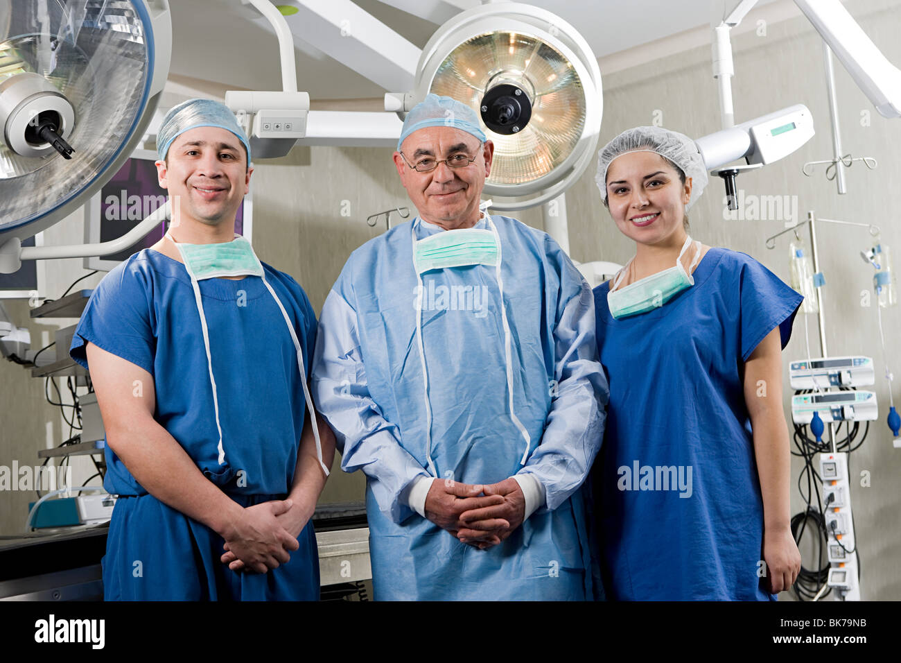 Chirurgiens en salle d'opération Banque D'Images