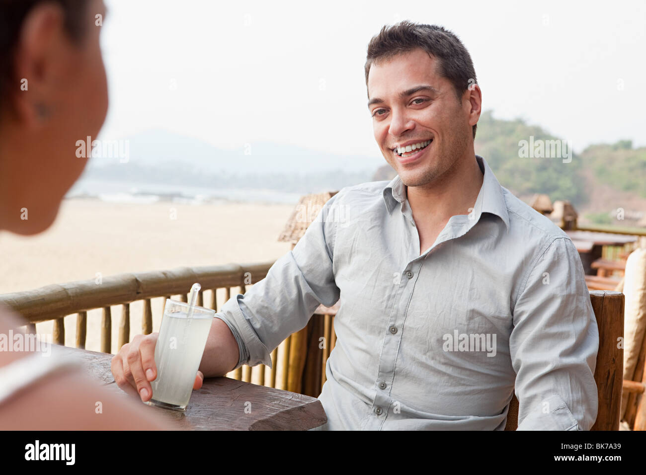 Couple at beach bar Banque D'Images