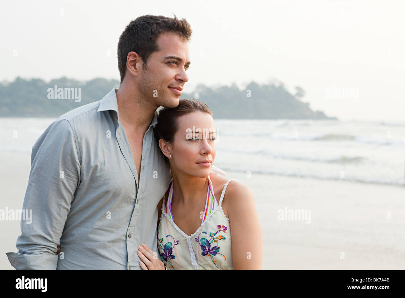 Couple à l'océan Banque D'Images