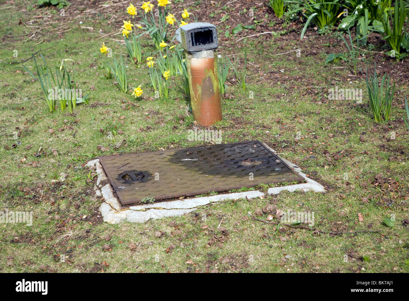 Jardin fosse septique et ventilation accès Banque D'Images