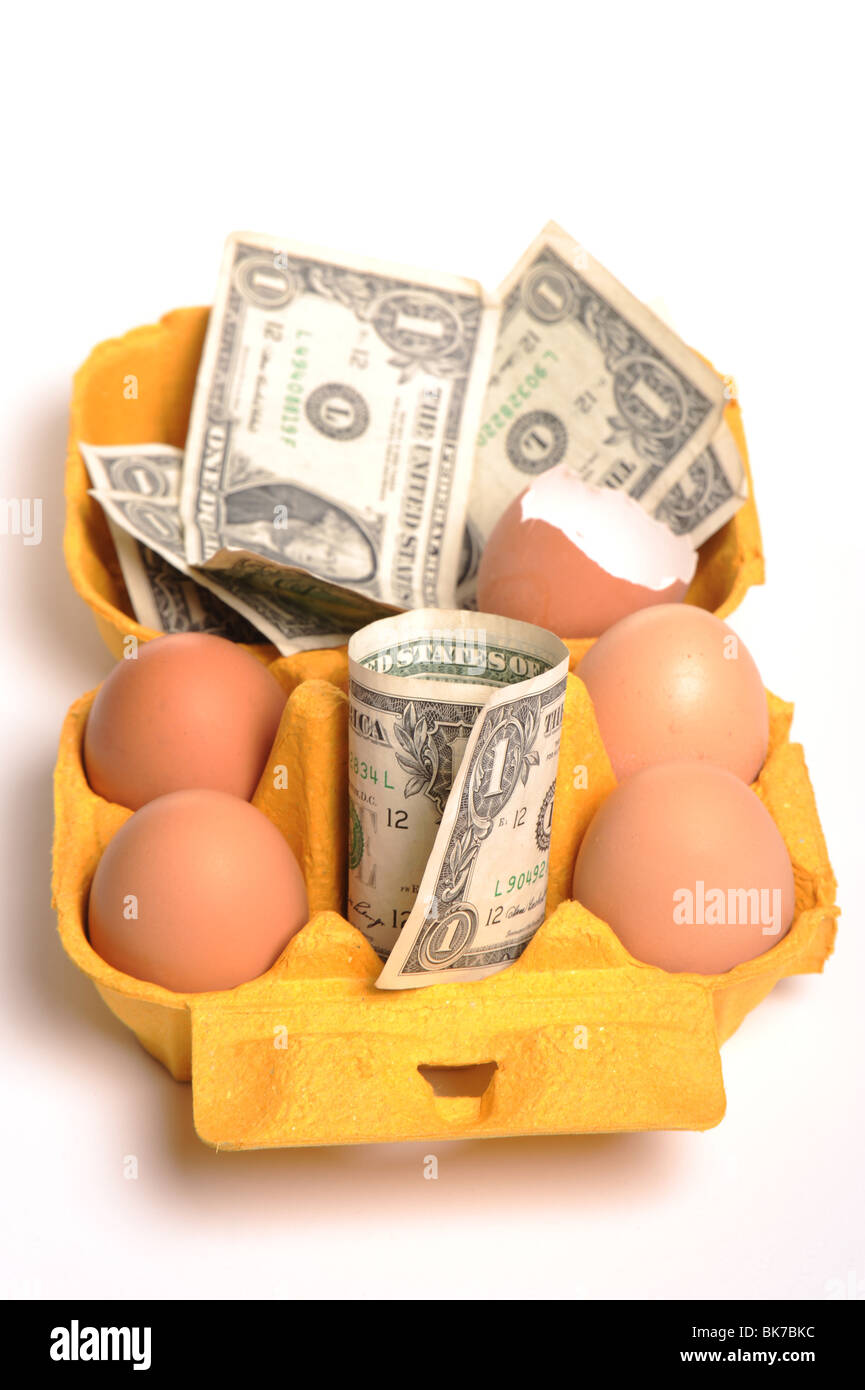 Oeufs dans une boîte d'oeufs avec dollar note Banque D'Images