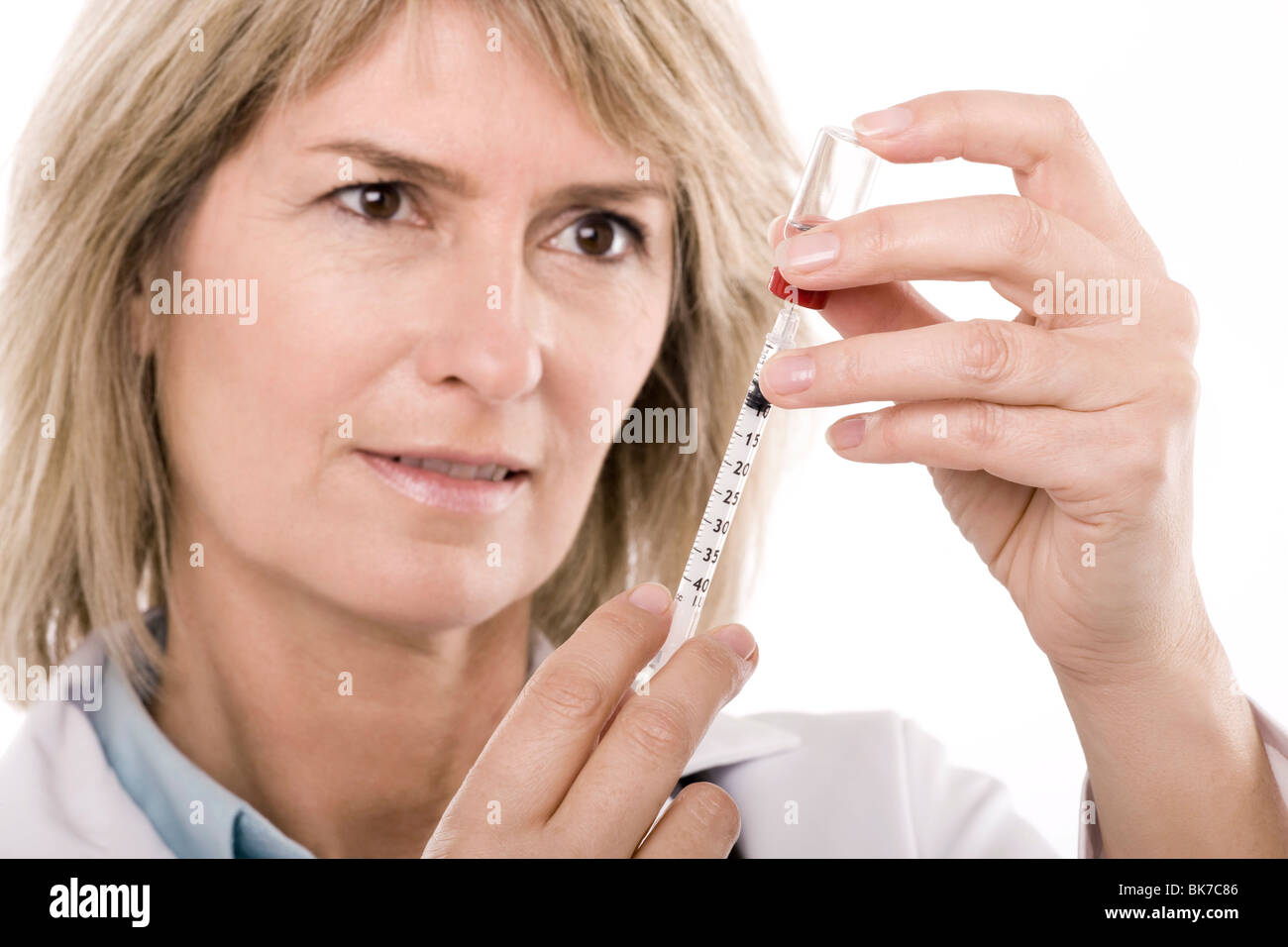 Doctor preparing a syringe Banque D'Images