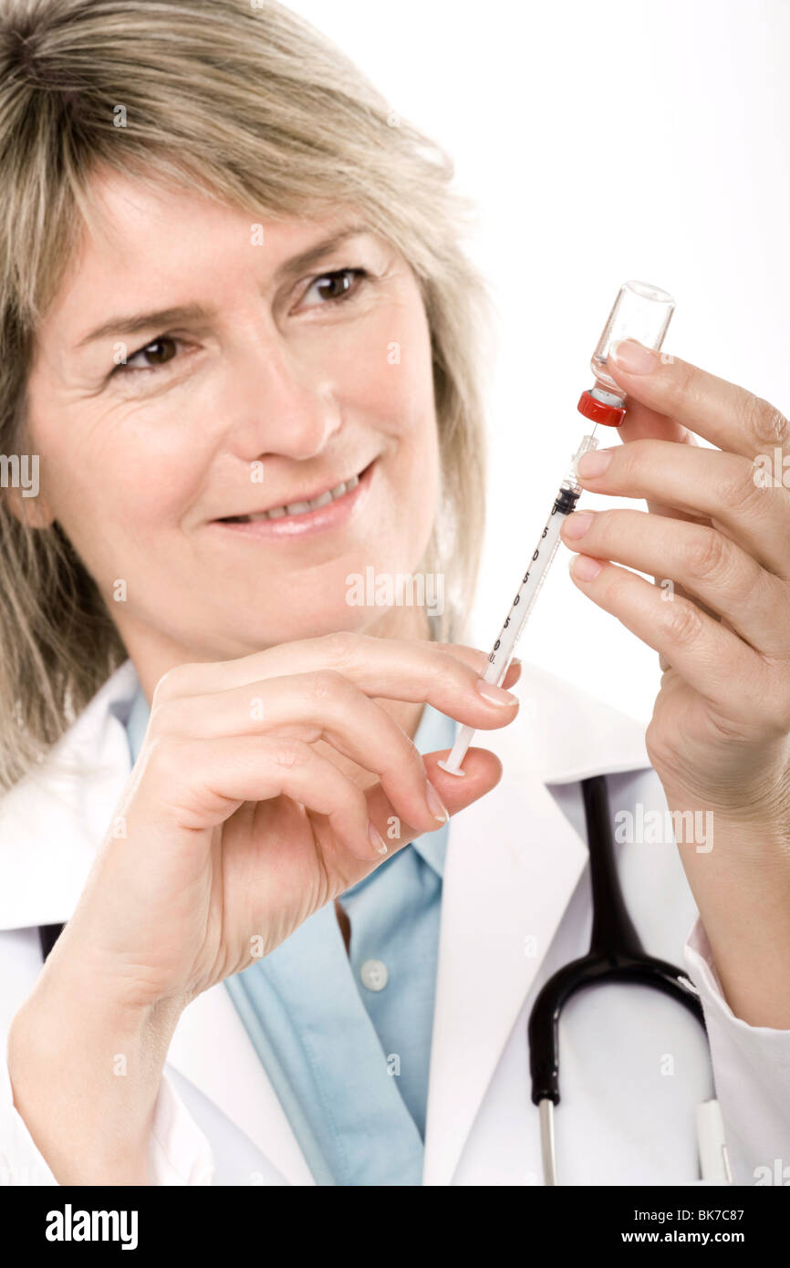Doctor preparing a syringe Banque D'Images