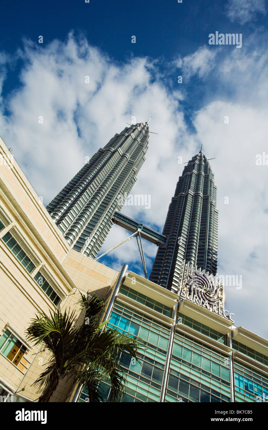 Les 452 mètres de haut et des Tours Petronas KLCC Suria shopping mall à Kuala Lumpur, en Malaisie Banque D'Images