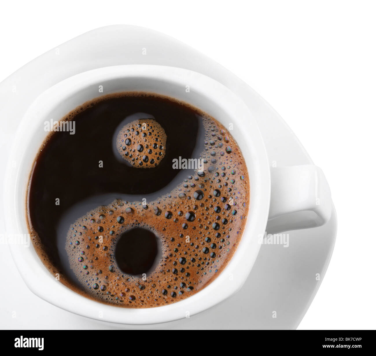 La mousse dans une tasse de café comme un symbole du Yin Yang Banque D'Images