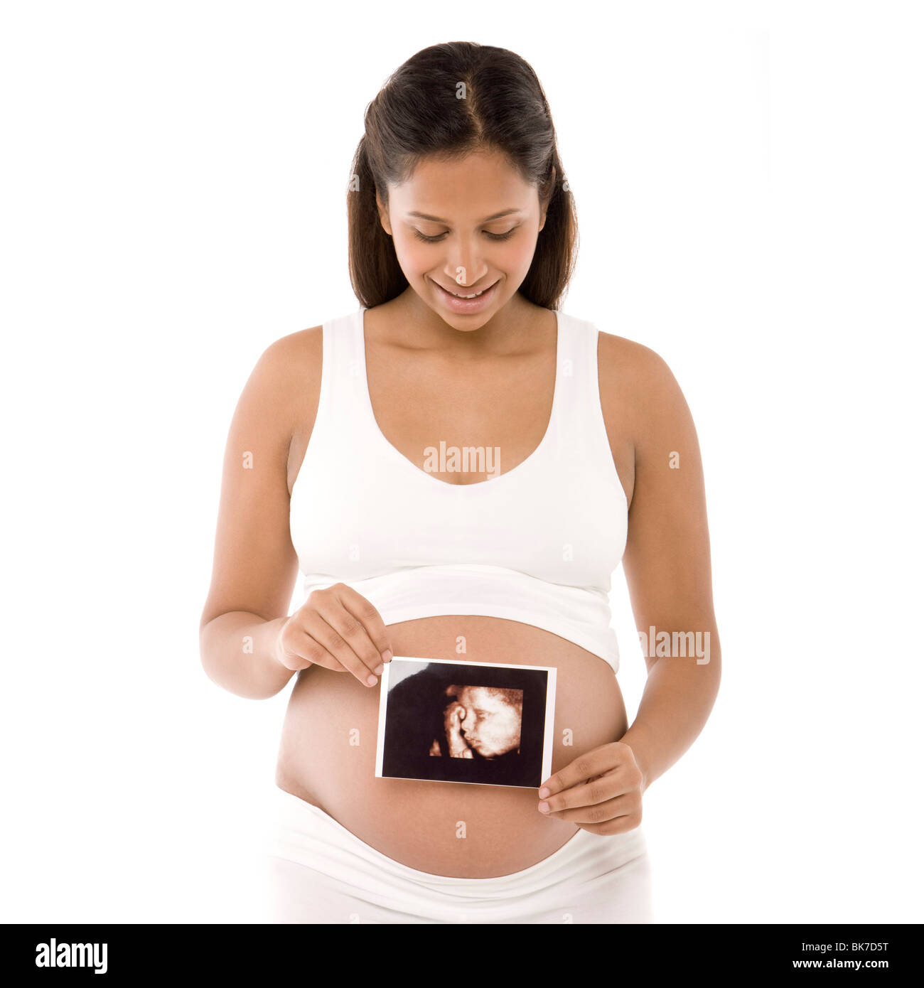 Pregnant woman holding her baby scan Banque D'Images