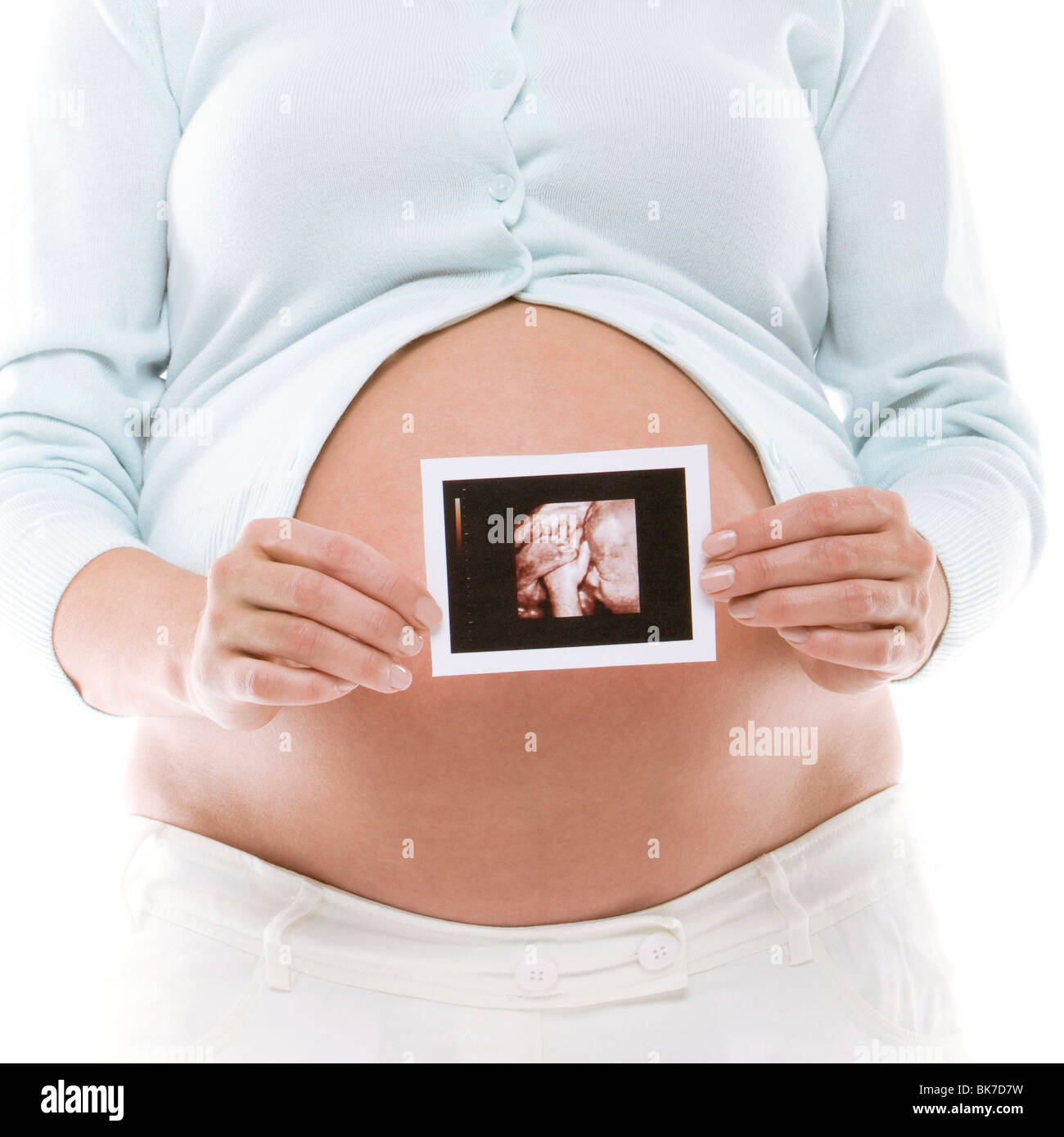 Pregnant woman holding her baby scan Banque D'Images
