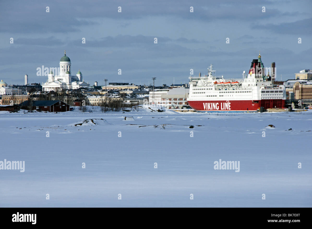 Vue arrière du car-ferry Viking Line M/S Mariella amarré dans le port d'Helsinki entourée de glace Banque D'Images