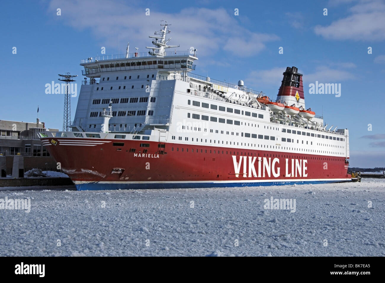 Vue avant du car-ferry Viking Line M/S Mariella amarré dans le port d'Helsinki entourée de glace Banque D'Images