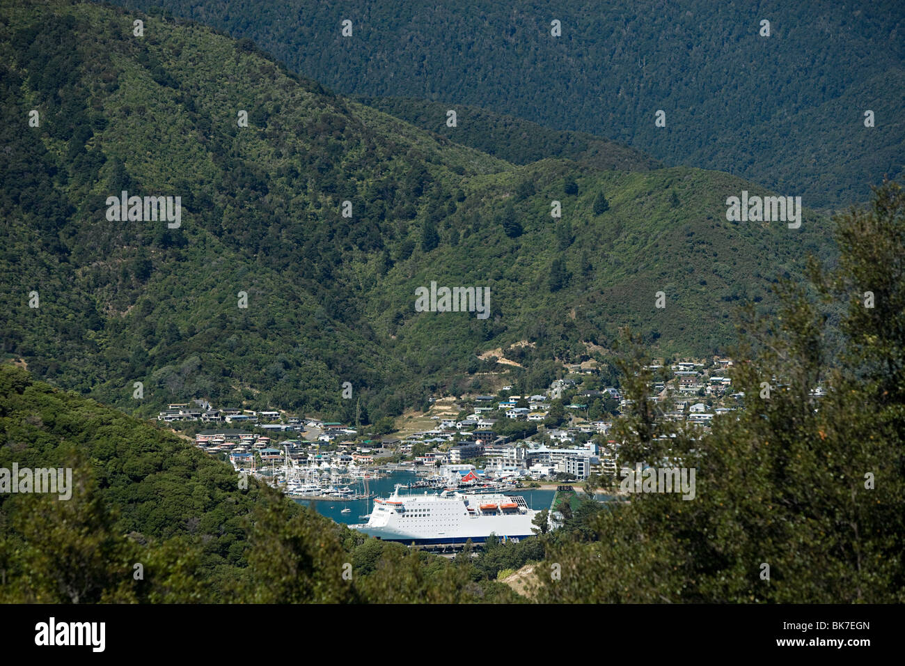 Queen Charlotte Sound, vue aérienne du port de Picton avec ferry Photo Stock Alamy
