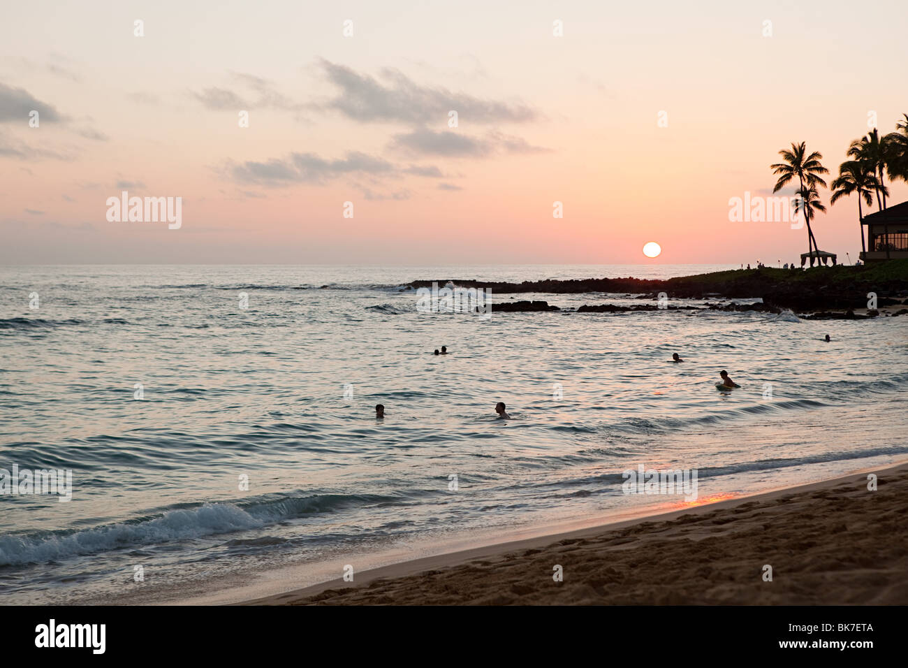 Les gens de mer au coucher du soleil Banque D'Images
