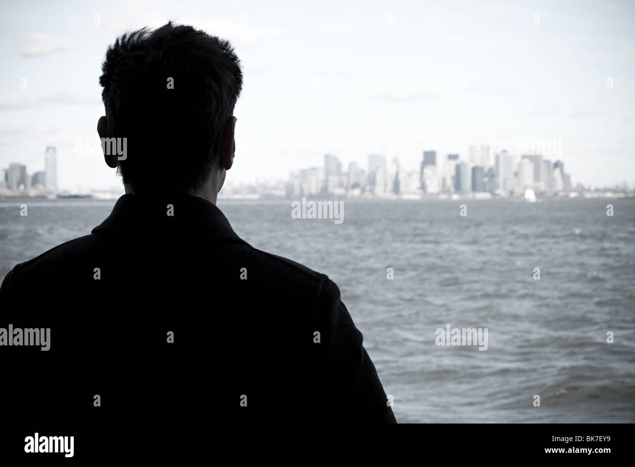 L'homme à la recherche sur la rivière à Manhattan Banque D'Images