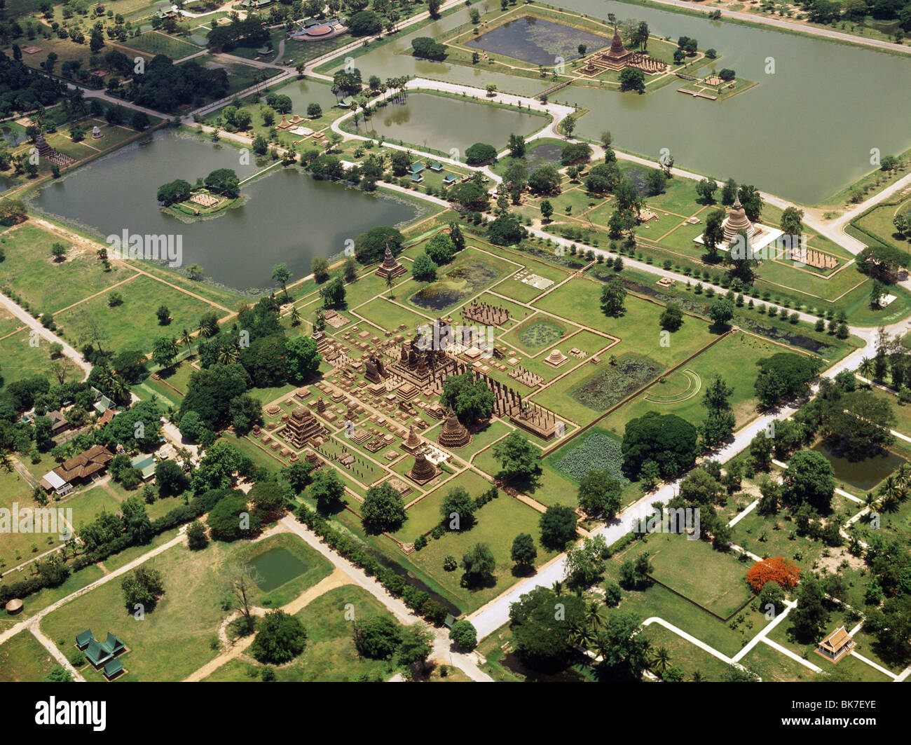 Vue aérienne de les ruines du Wat Mahathat à Sukhothai, UNESCO World Heritage Site, Thaïlande, Asie du Sud, Asie Banque D'Images