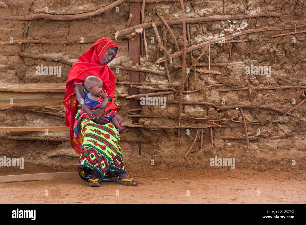 Une grand-mère musulmane de la Watta tribu de nord-est du Kenya avec sa petite-fille Banque D'Images