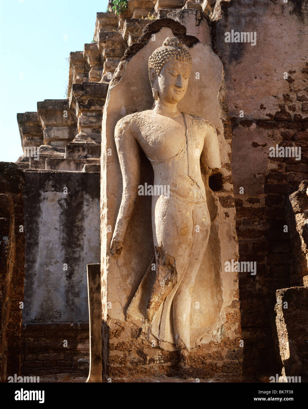 Bouddha en stuc, marche droit dans le style de Sukhothai, un chef-d'art thaï, Wat Mahathat, Chalieng Chalieng, Thaïlande Banque D'Images