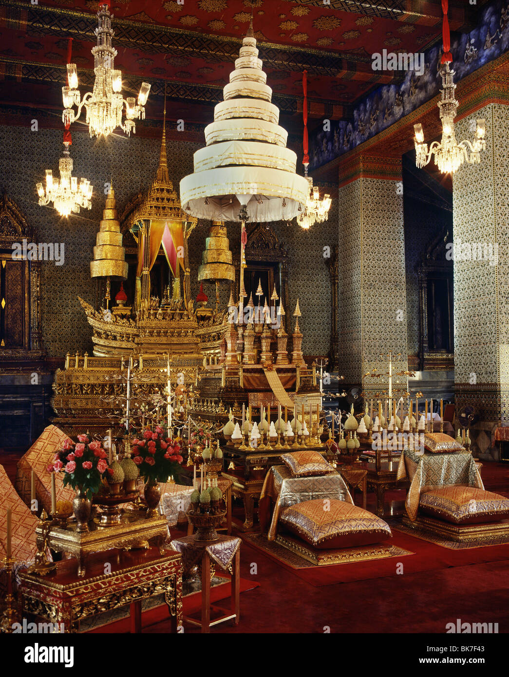 Les urnes contenant les cendres des anciens rois, Palais Royal, Bangkok, Thaïlande, Asie du Sud, Asie Banque D'Images
