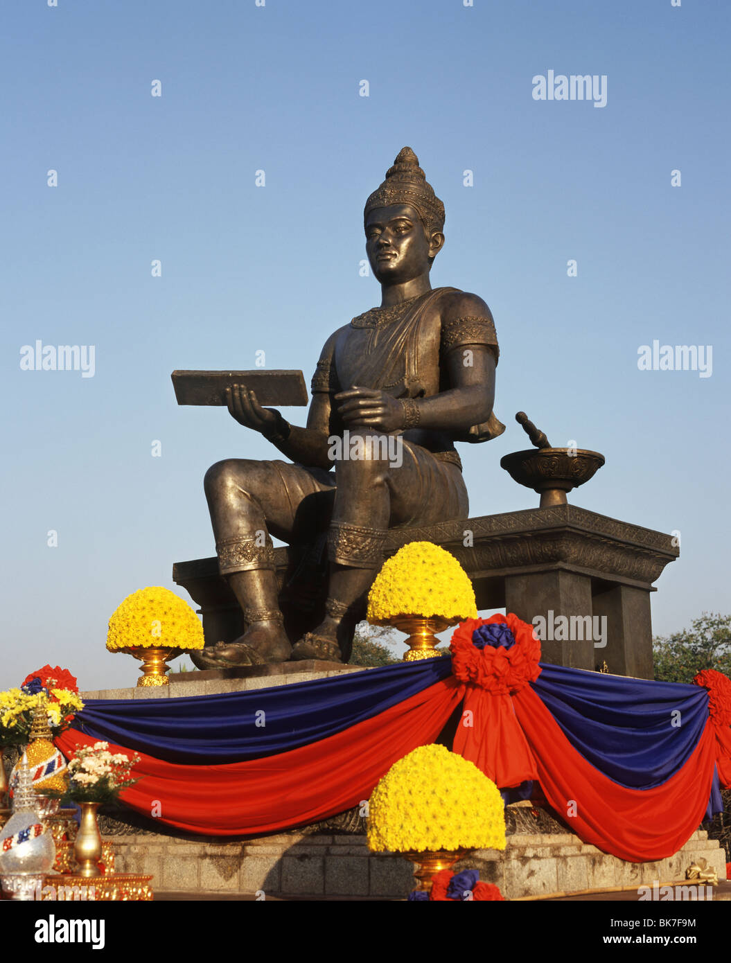 Statue contemporaine pour commémorer le roi Ramkamheng, le fondateur du premier royaume Thaï, à Sukhothai, Thaïlande Banque D'Images