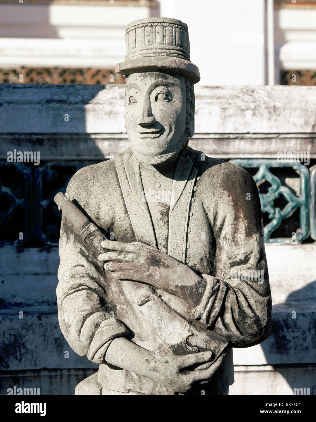 Statue en pierre de fabrication chinoise montrant un soldat européen, Wat Suthat, Bangkok, Thaïlande, Asie du Sud-Est, Asie Banque D'Images