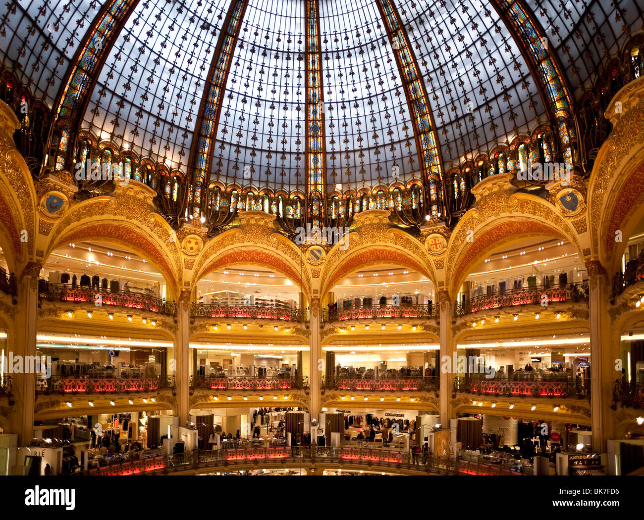 Les comptoirs de cosmétiques dans les Galeries Lafayette, Paris, France. Banque D'Images