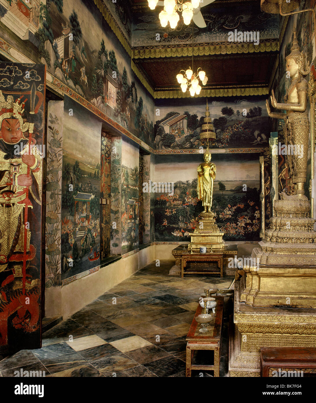 Peintures murales de style chinois dans un Viharn en Wat Bowornivet, Bangkok, Thaïlande, Asie du Sud-Est, Asie Banque D'Images