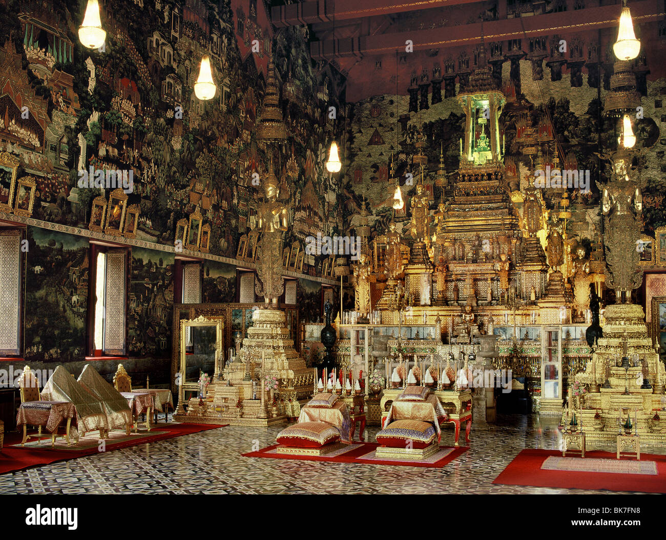 Intérieur de la chapelle du Bouddha d'Émeraude (Wat Phra Kaew), Palais Royal, Bangkok, Thaïlande, Asie du Sud, Asie Banque D'Images