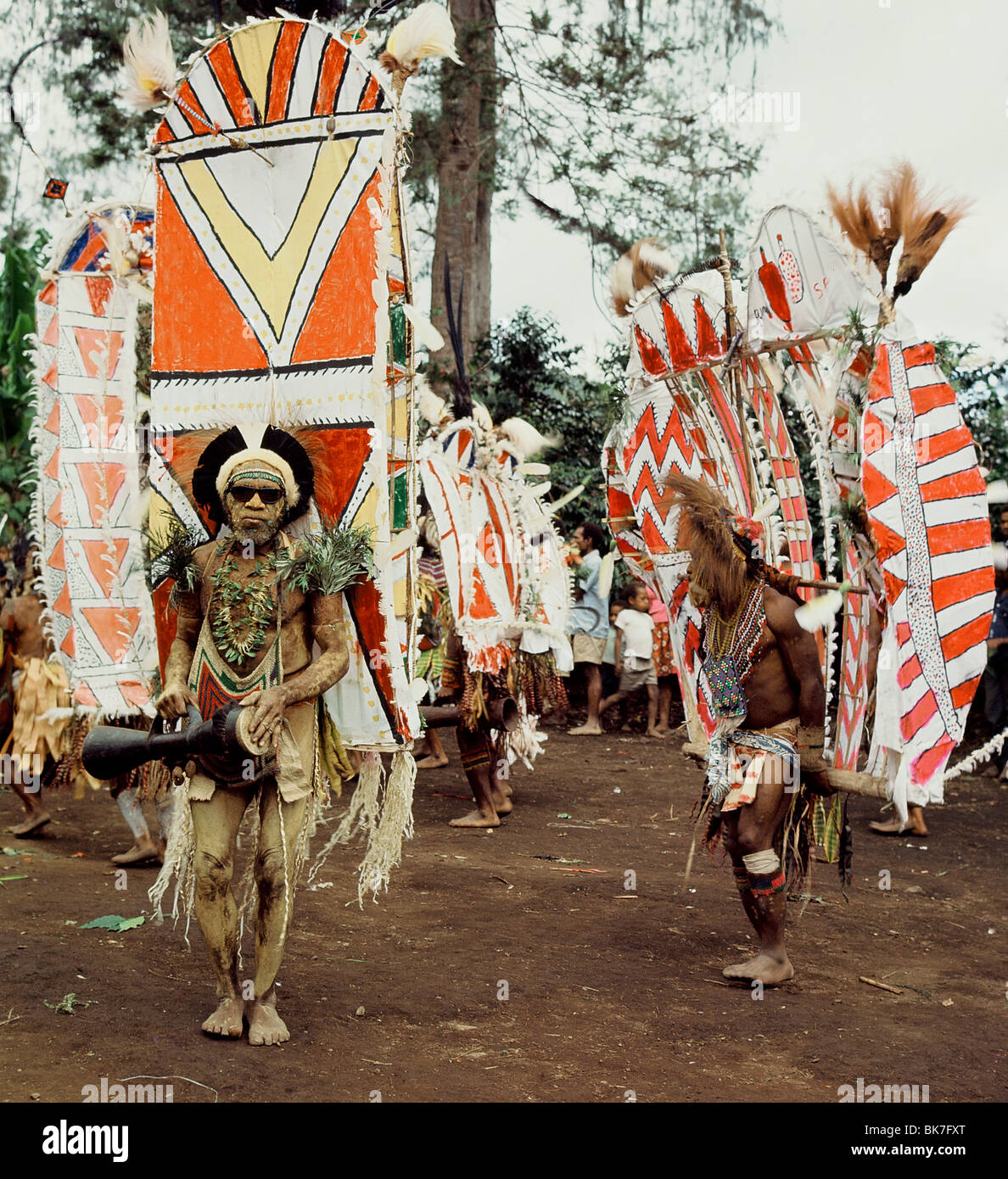 La tribu Asaro photographié en 1974 dans un costume complet pour l'ami caouette étalage de richesse, Goroka, Papouasie-Nouvelle-Guinée, du Pacifique Banque D'Images