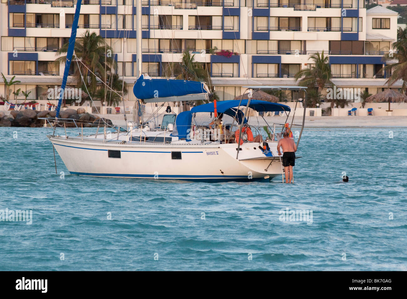 Piscine à partir d'un bateau au mouillage à Simpson Bay, Saint-Martin Banque D'Images