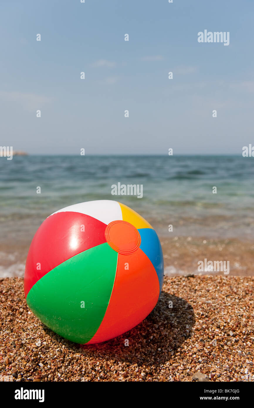 Ballon de plage près de la mer en paysage Banque D'Images