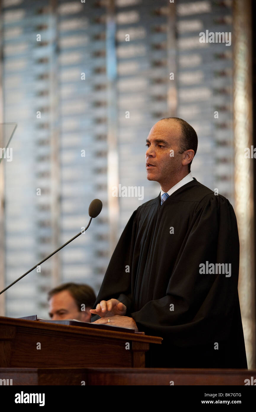 Le juge en chef de la Cour suprême du Texas Wallace Jefferson prend la parole dans la salle de la Chambre des représentants de la capitale du Texas à Austin. ©Bob Daemmrich Banque D'Images Le juge en chef de la Cour suprême du Texas Wallace Jefferson prend la parole dans la salle de la Chambre des représentants de la capitale du Texas à Austin. ©Bob Daemmrich Banque D'Images