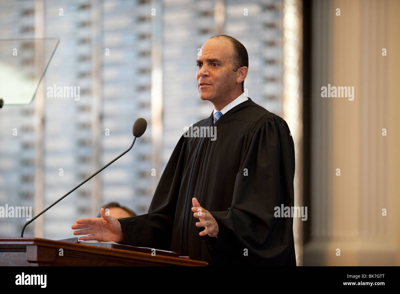Le juge en chef de la Cour suprême du Texas Wallace Jefferson prend la parole dans la salle de la Chambre des représentants de la capitale du Texas à Austin. ©Bob Daemmrich Banque D'Images Le juge en chef de la Cour suprême du Texas Wallace Jefferson prend la parole dans la salle de la Chambre des représentants de la capitale du Texas à Austin. ©Bob Daemmrich Banque D'Images