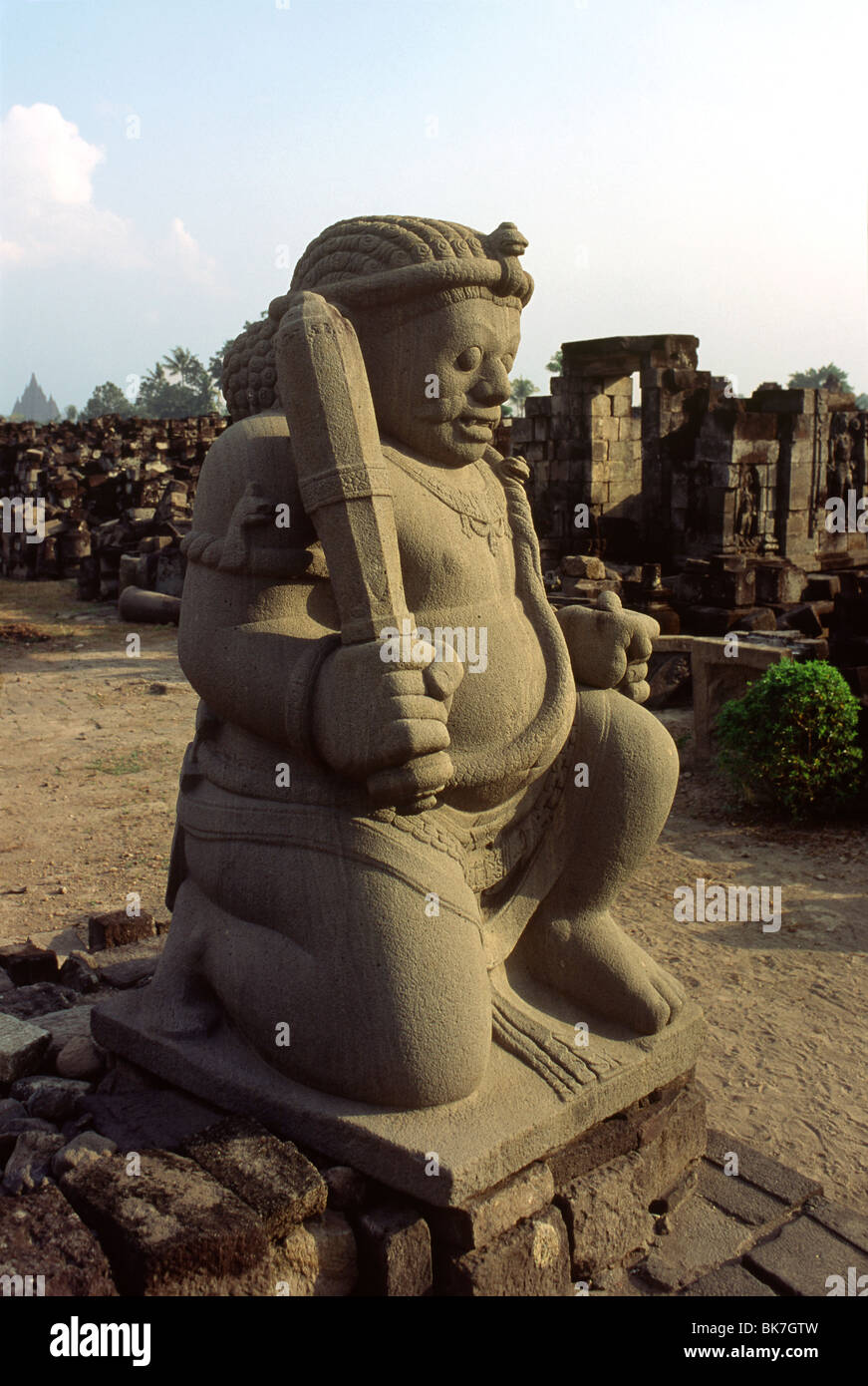 Guardian statue au temple de Candi Sewu, au nord-ouest de Yogyakarta, Java, Indonésie, Asie du Sud, Asie Banque D'Images