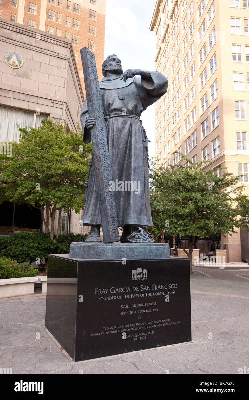 Statue en bronze de 14 pieds de haut de Fray Garcia par John Houser dans le centre-ville d'El Paso, Texas. ©Bob Daemmrich Banque D'Images