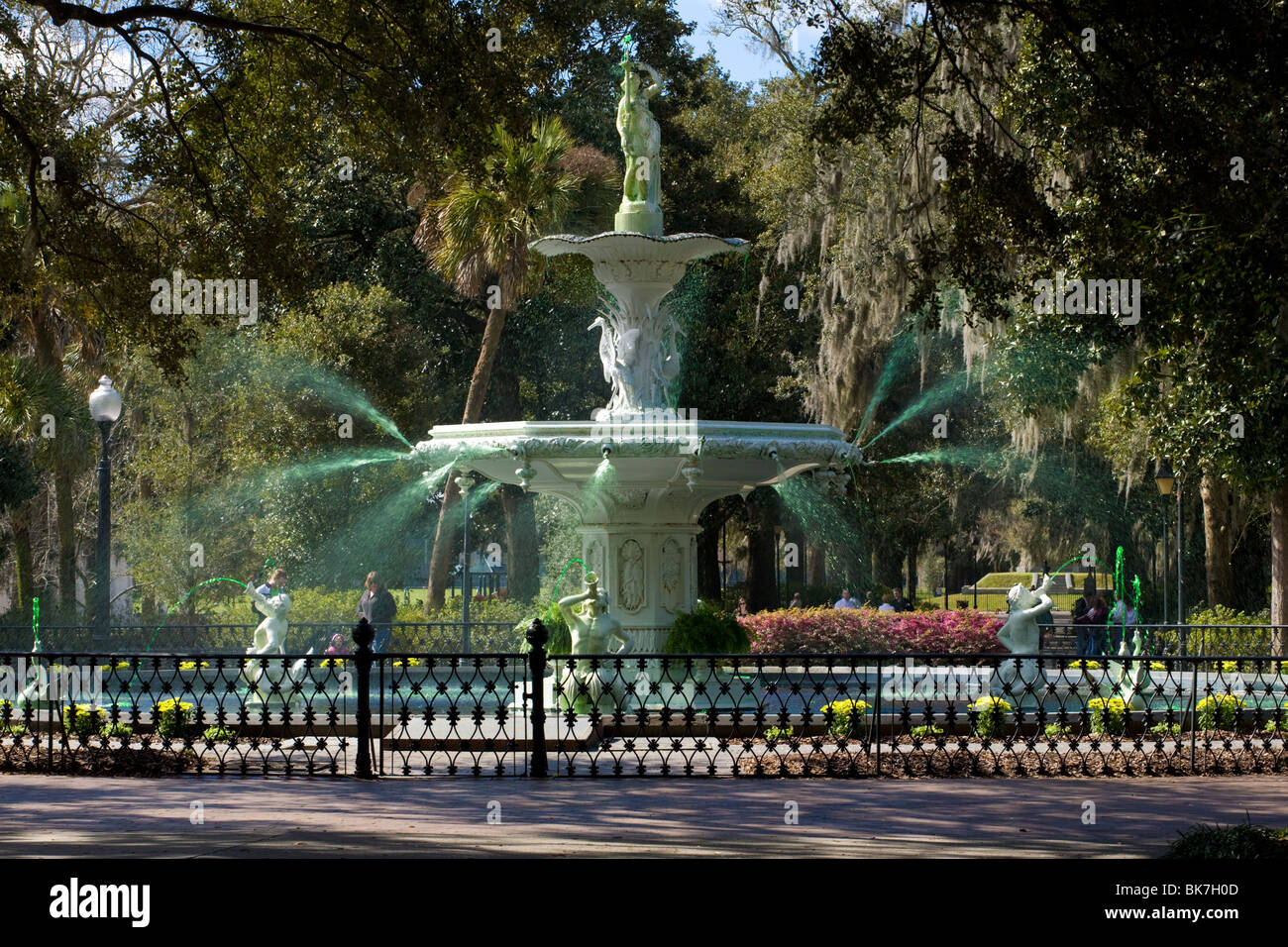 La grande fontaine dans Forsyth Park, de l'eau teint en vert pour la semaine précédant le jour de la Saint Patrick, Savannah, Géorgie Banque D'Images