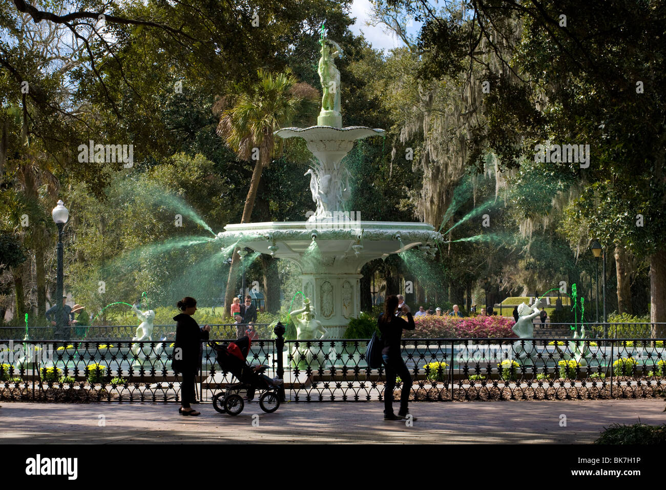 La grande fontaine dans Forsyth Park, de l'eau teint en vert pour la semaine précédant le jour de la Saint Patrick, Savannah, Georgia, USA. Banque D'Images