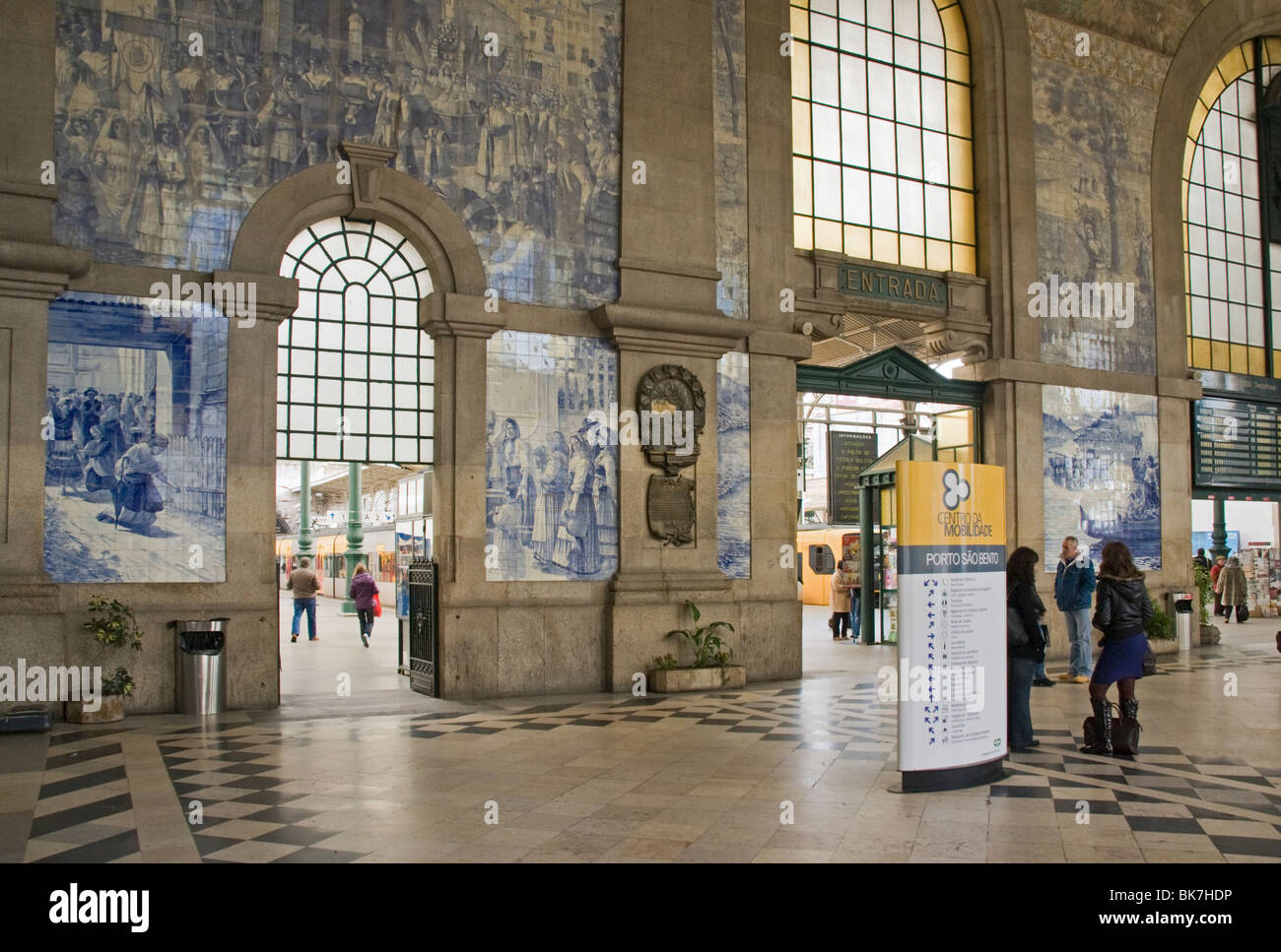 Azulejo (carreaux de faïence) peintures à carreaux couvrir l'entrée de la gare de São Bento, Porto (Porto), Portugal, Europe Banque D'Images