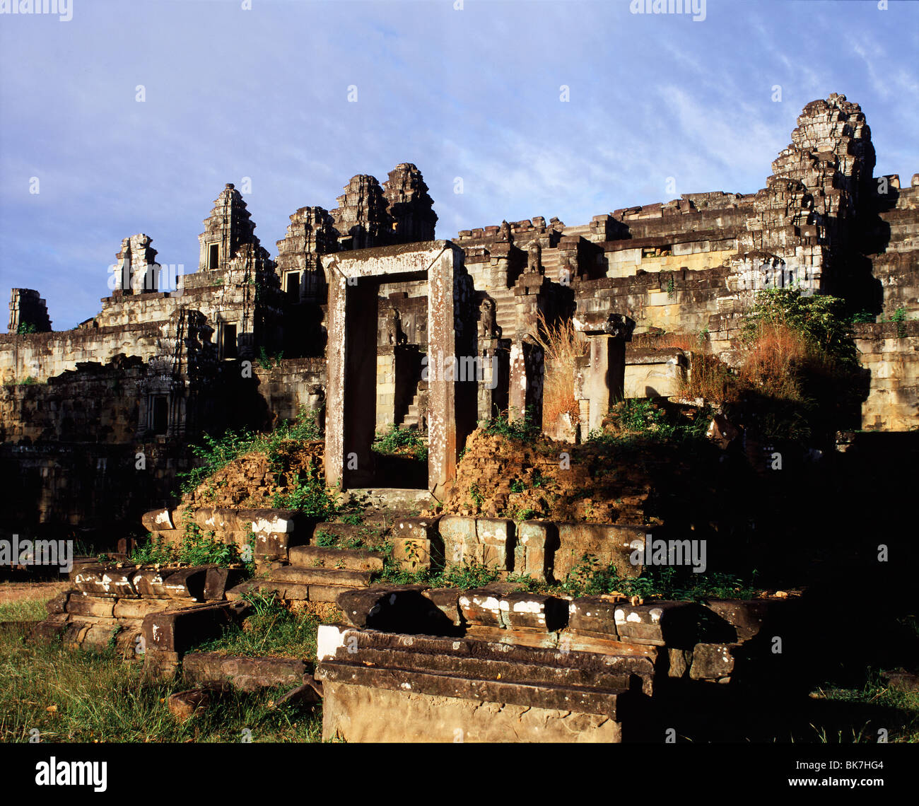 Le Phnom Bakheng datant de la fin du ixe et au début de 10e siècle, Angkor, Site du patrimoine mondial de l'UNESCO, au Cambodge Banque D'Images