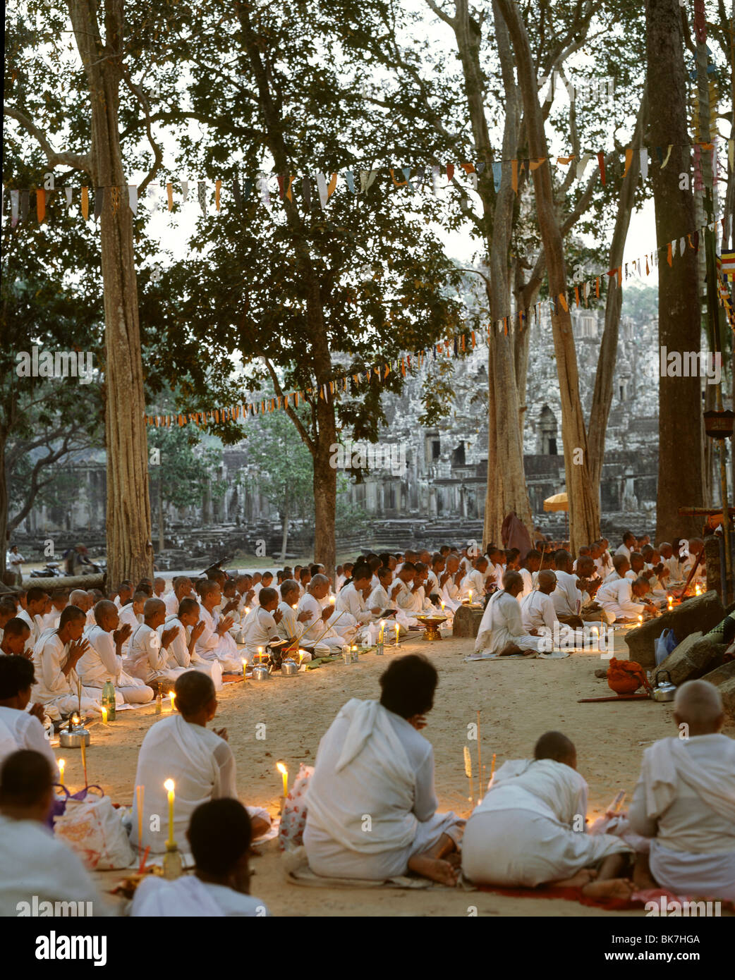 Des religieuses en prière au Bayon, Angkor Thom, Angkor, Site du patrimoine mondial de l'UNESCO, le Cambodge, l'Indochine, l'Asie du Sud-Est, Asie&# 10, Banque D'Images