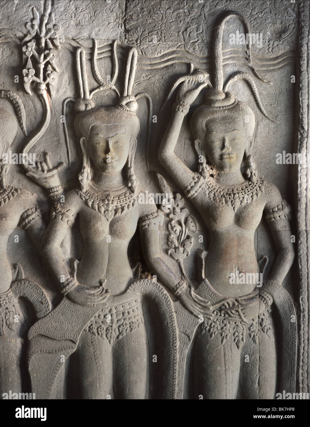 Détail de sculptures en relief du 12ème siècle, Angkor Wat, Angkor, Site du patrimoine mondial de l'UNESCO, au Cambodge Banque D'Images