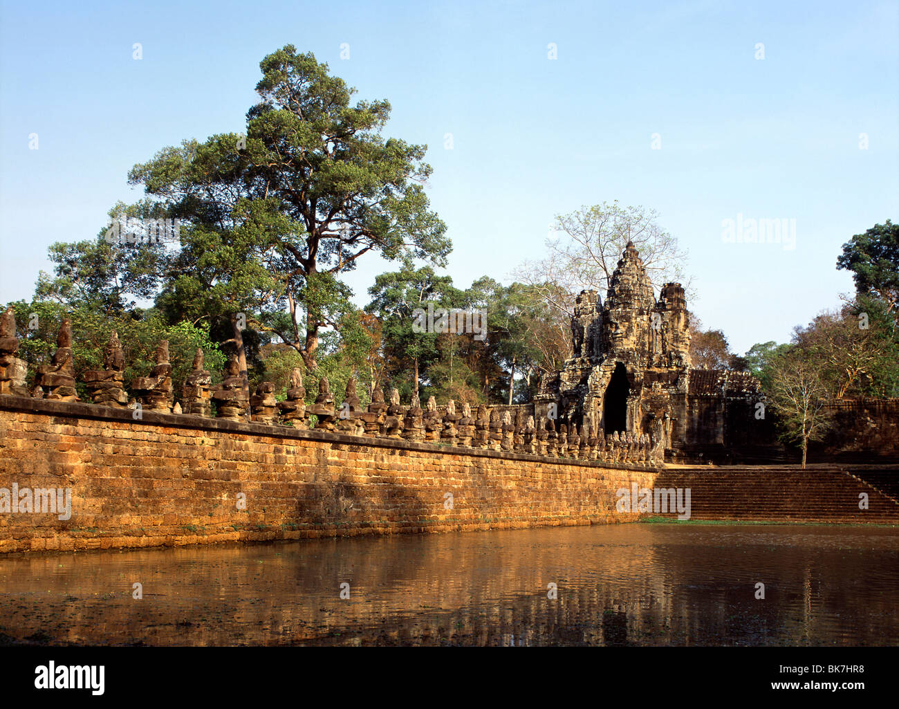 Porte Sud datant de la fin du 12ème siècle, Angkor Thom, Angkor, Site du patrimoine mondial de l'UNESCO, au Cambodge Banque D'Images