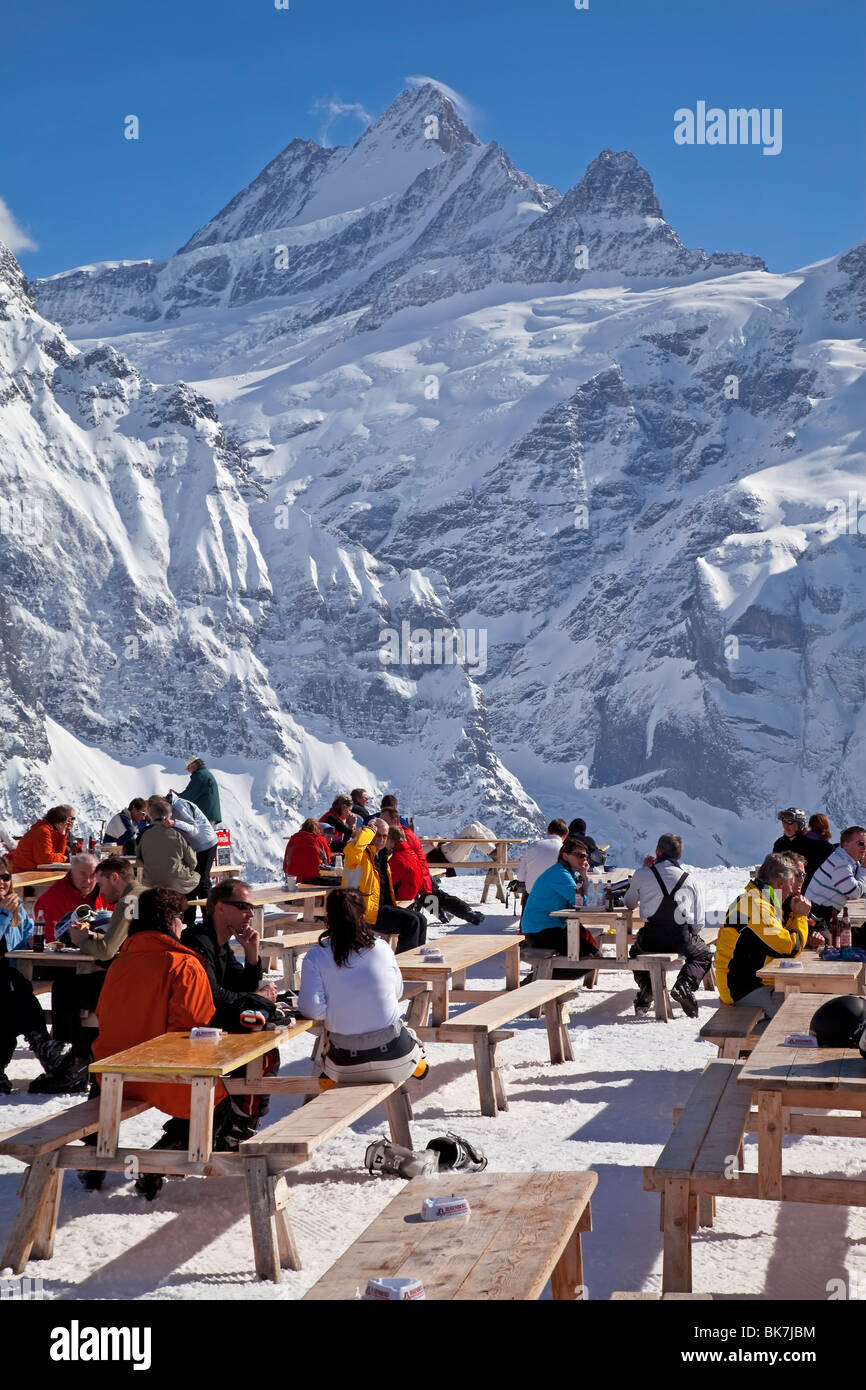L'extérieur d'un restaurant de montagne de détente, Grindelwald, Jungfrau Region, Oberland Bernois, Alpes Suisses, Suisse Banque D'Images